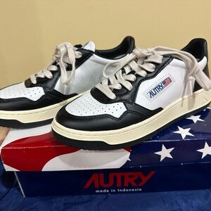 AUTRY Black and White Sneakers